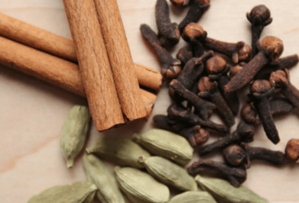 Clou de girofle, cannelle et cardamome