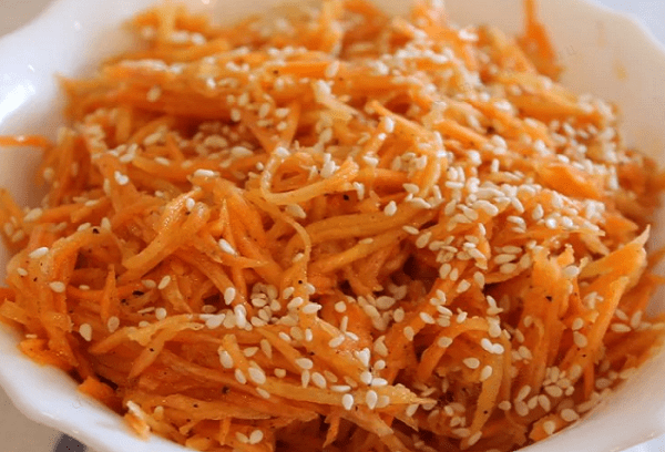 Carottes coréennes aux graines de sésame