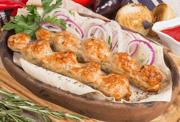 Brochette de bœuf lyulya juteuse avec saindoux et poulet