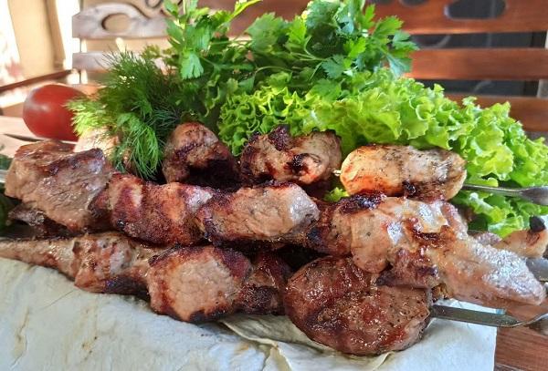 Brochette de poulet juteuse au fromage de George du Caucase