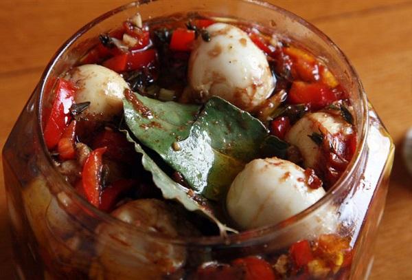 Oeufs de caille marinés