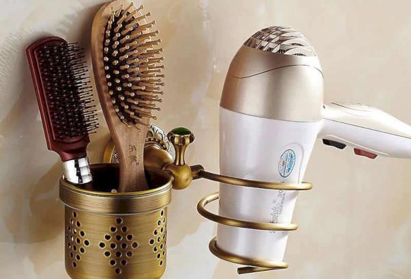 Peignes et sèche-cheveux