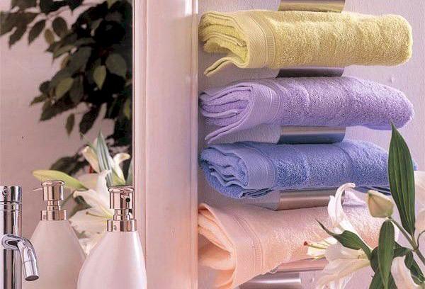 Serviettes dans la salle de bain