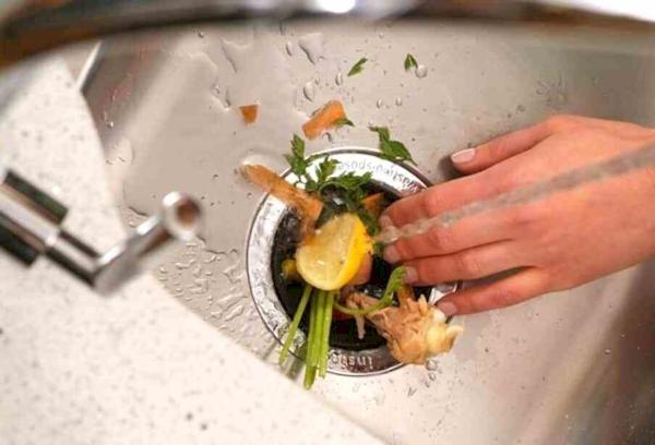 Jeter de la nourriture dans l'évier