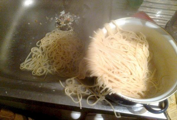 Des pâtes dans l'évier