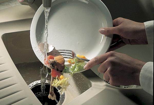 Jeter de la nourriture dans l'évier