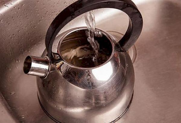 Bouilloire avec eau et calcaire