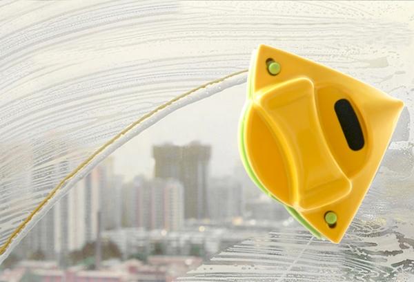 Brosse de nettoyage de vitres triangulaire