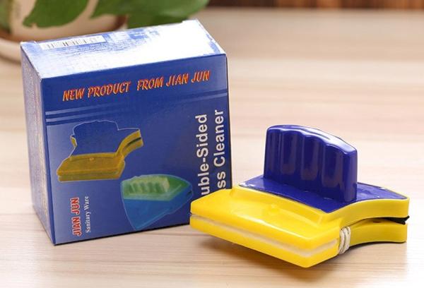 Brosse magnétique pour lavage double face