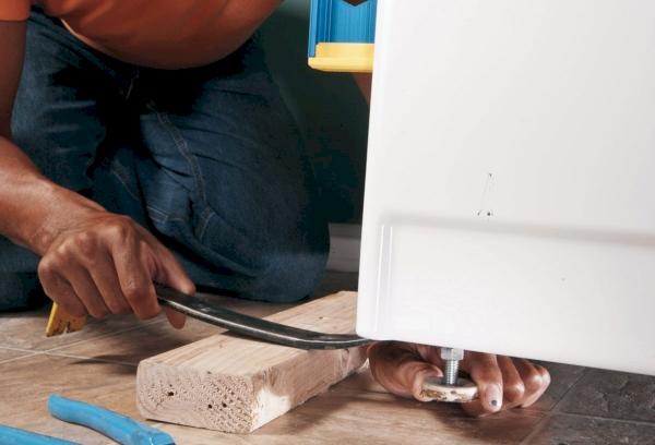 Aligner les pieds de la machine à laver