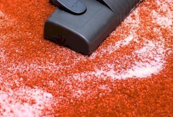 Nettoyer un tapis avec du sel