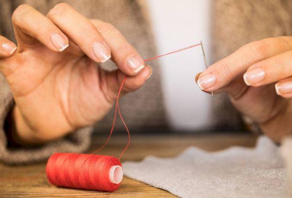 Enfiler une aiguille