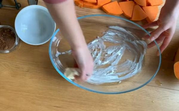 Beurrer un plat allant au four avec du beurre ramolli