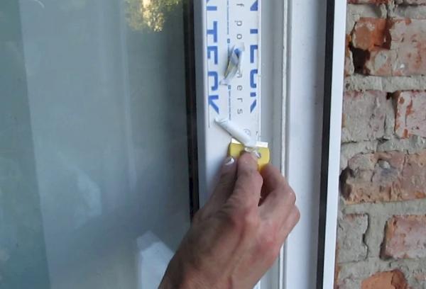 Retirer le film d'un cadre de fenêtre