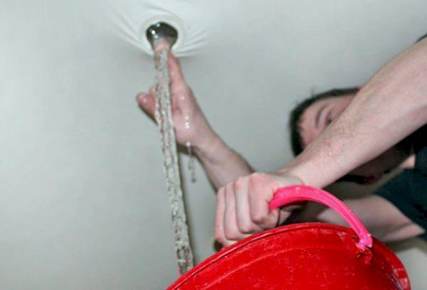 Plafond tendu avec robinet de vidange