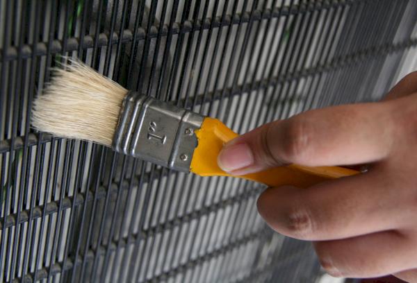 Poussière de poussière à l'arrière du réfrigérateur