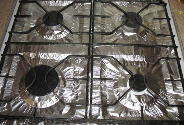 Feuille sur une cuisinière à gaz