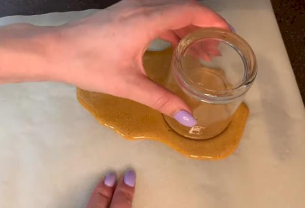 Découper des cercles en biscuits à l'aide d'un verre