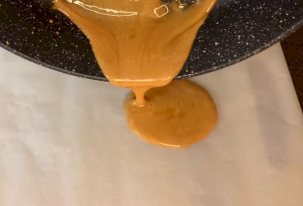 La masse obtenue est versée sur du parchemin