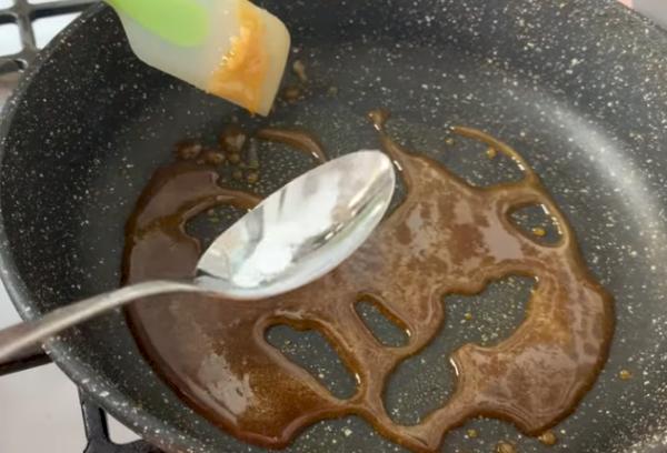 Ajouter une pincée de bicarbonate de soude au sucre