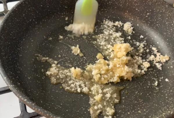 Remuer le sucre jusqu'à ce qu'il soit complètement dissous