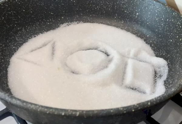 Sucre versé dans une poêle froide