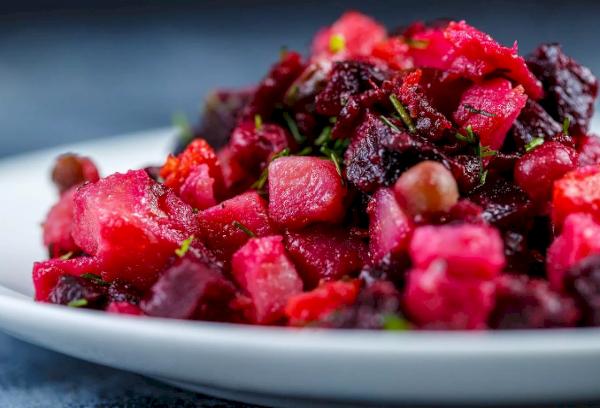 Que faire si vous avez besoin de betteraves pour une vinaigrette, mais que vous n'avez pas le temps de cuisiner - 2 façons de cuire un légume en quelques minutes