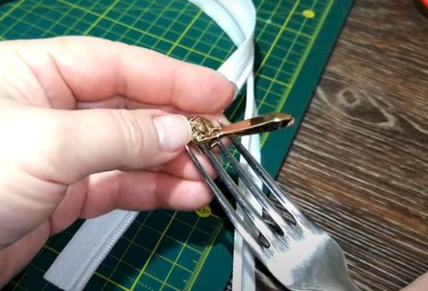 Insérez le cliquet dans la fermeture éclair en 2 secondes 2