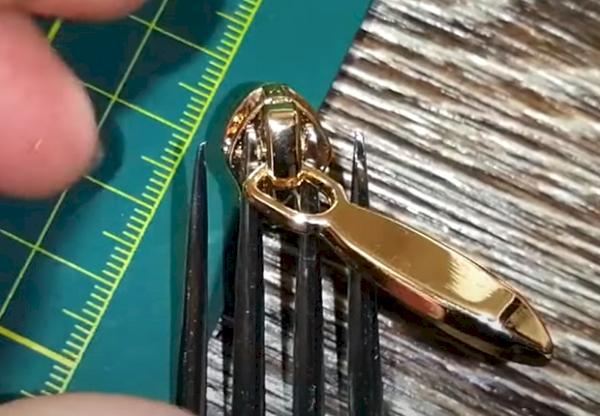 Insérez le cliquet dans la fermeture éclair en 2 secondes 1