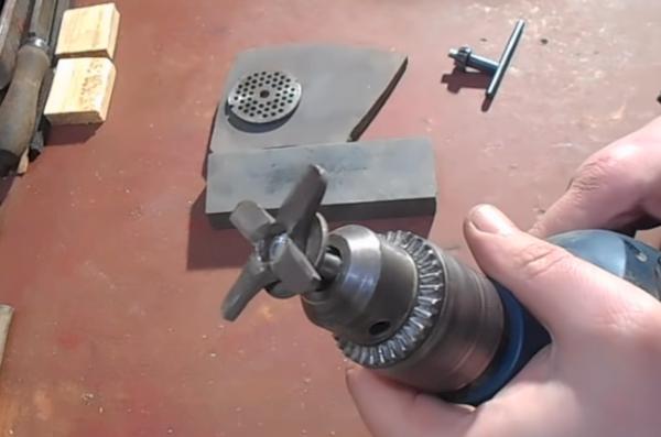 Affûter un couteau de hachoir à viande avec un tournevis