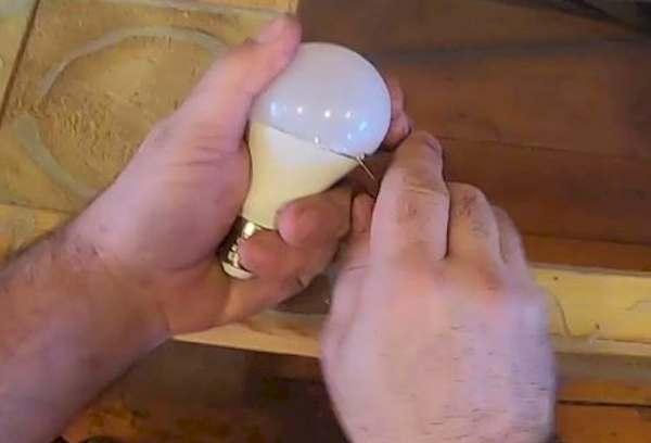 Démonter la lampe LED