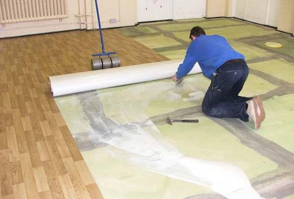 Application continue d'adhésif