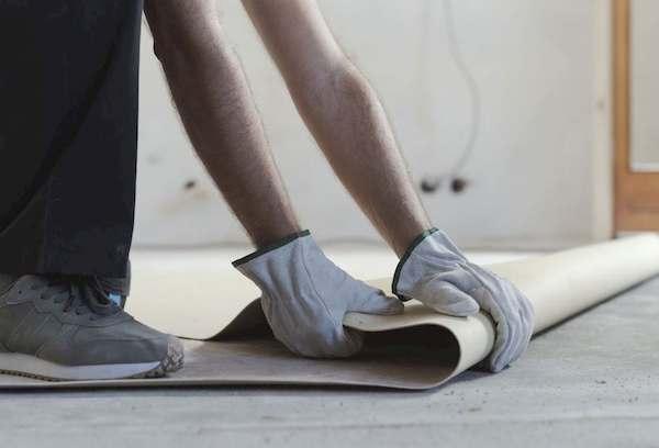 Instructions pour coller le linoléum domestique