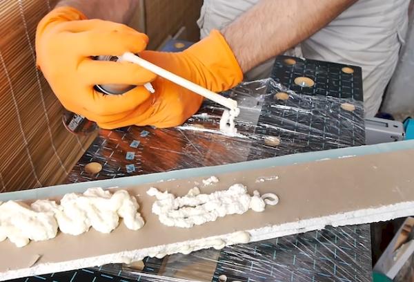 Application de mousse de polyuréthane