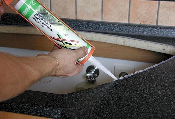 Mastic silicone pour table de cuisson