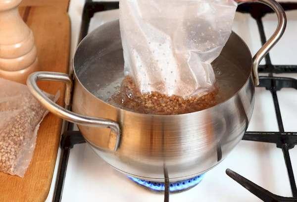 Sarrasin en sacs dans une poêle sur la cuisinière