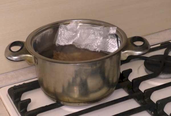 Orge perlé en sachet, bouilli sur le feu dans une casserole