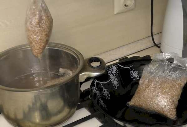 Orge perlé en sachet, bouilli sur le feu dans une casserole 2