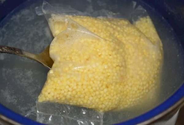 Millet d'un sac avec du lait