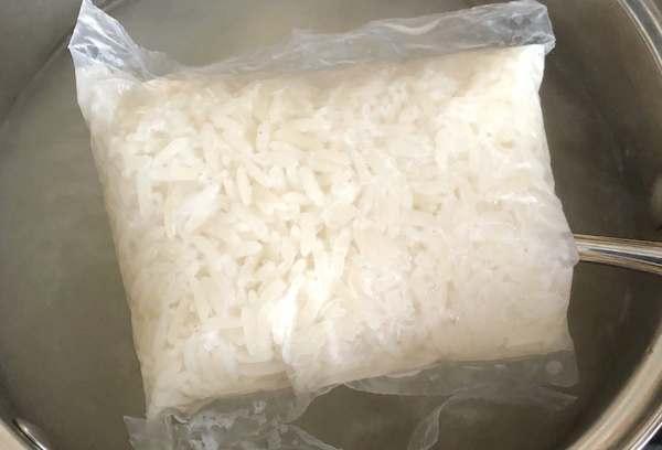 Riz en sacs sur l'eau