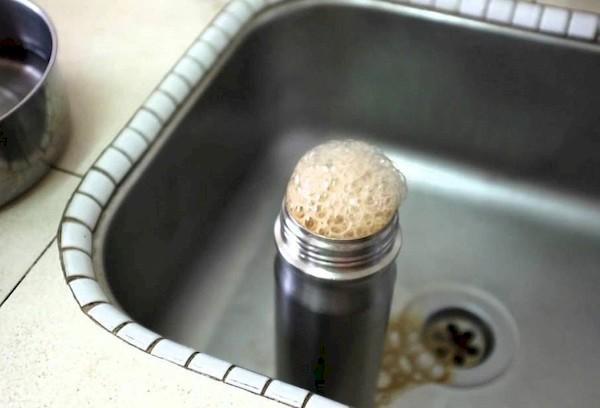 Nettoyer un thermos avec Coca-Cola