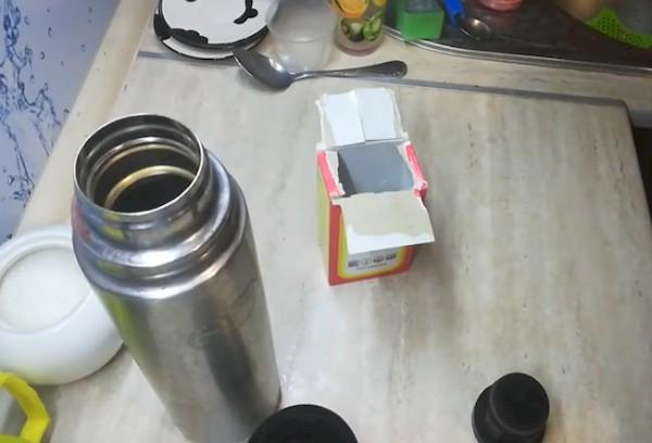 Nettoyer un thermos des dépôts de thé avec du soda