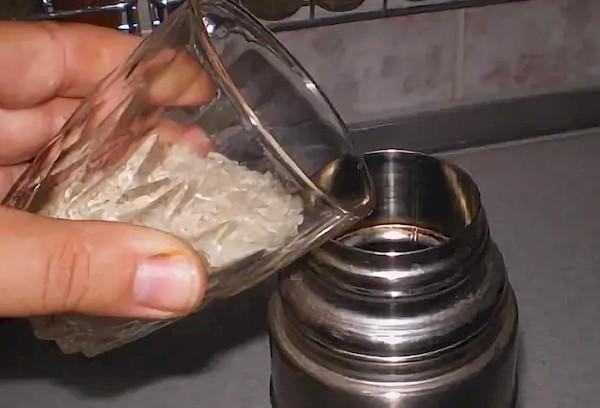 Nettoyer un thermos des dépôts de riz