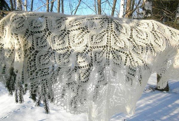 Nettoyer une écharpe dans la neige