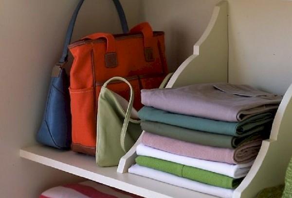 Étagère avec des choses