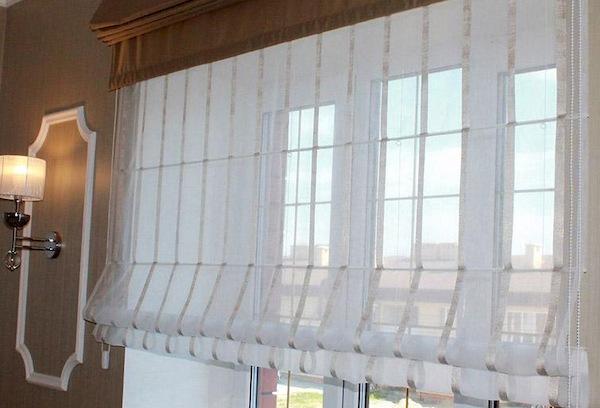 Stores romains fixés sur châssis