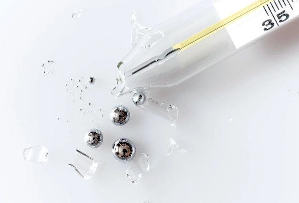 Thermomètre à mercure cassé