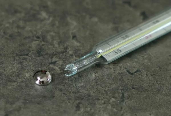 Thermomètre cassé avec mercure collecté