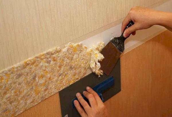 Décoller le papier peint liquide