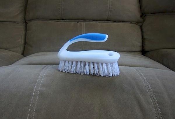 Nettoyer le canapé avec une brosse